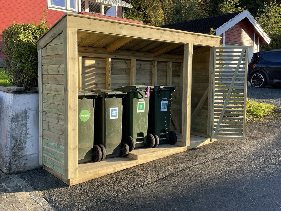 Spesialbygd søppelskjul i tre med fire søppeldunker inne og døra til mini-boden åpen